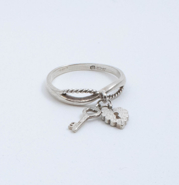Vintage Sterling Silver Thin Infinity Band With Heart &amp; Lock! [Size 5.5 US]